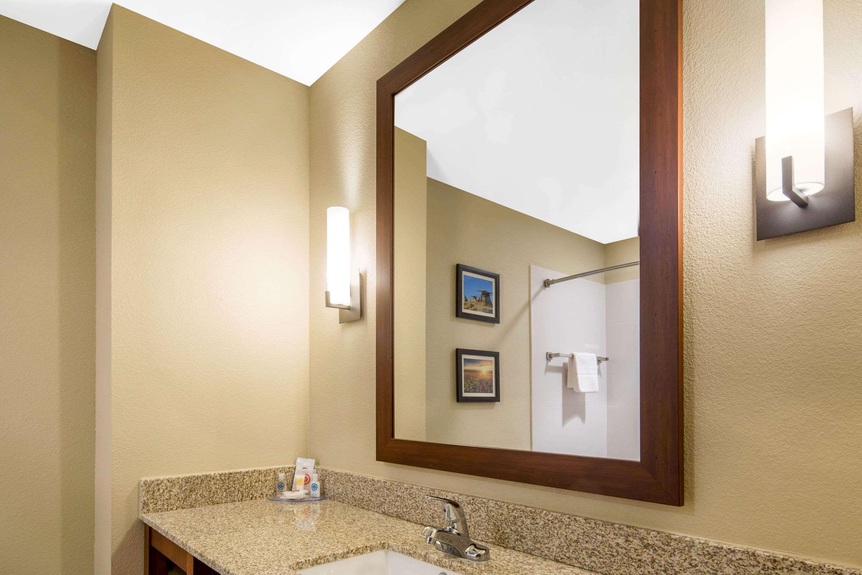 Comfort Inn & Suites Edgewood Exterior photo